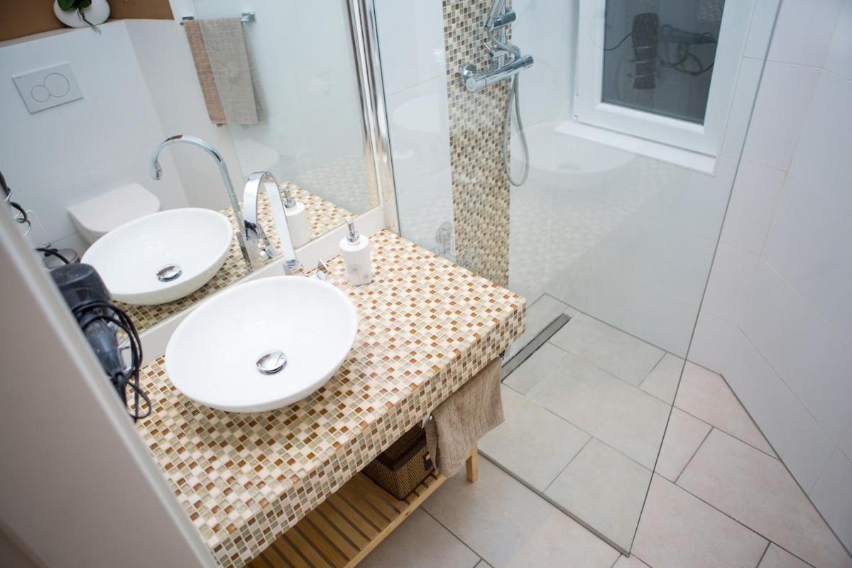 Stylish At Station Apartment