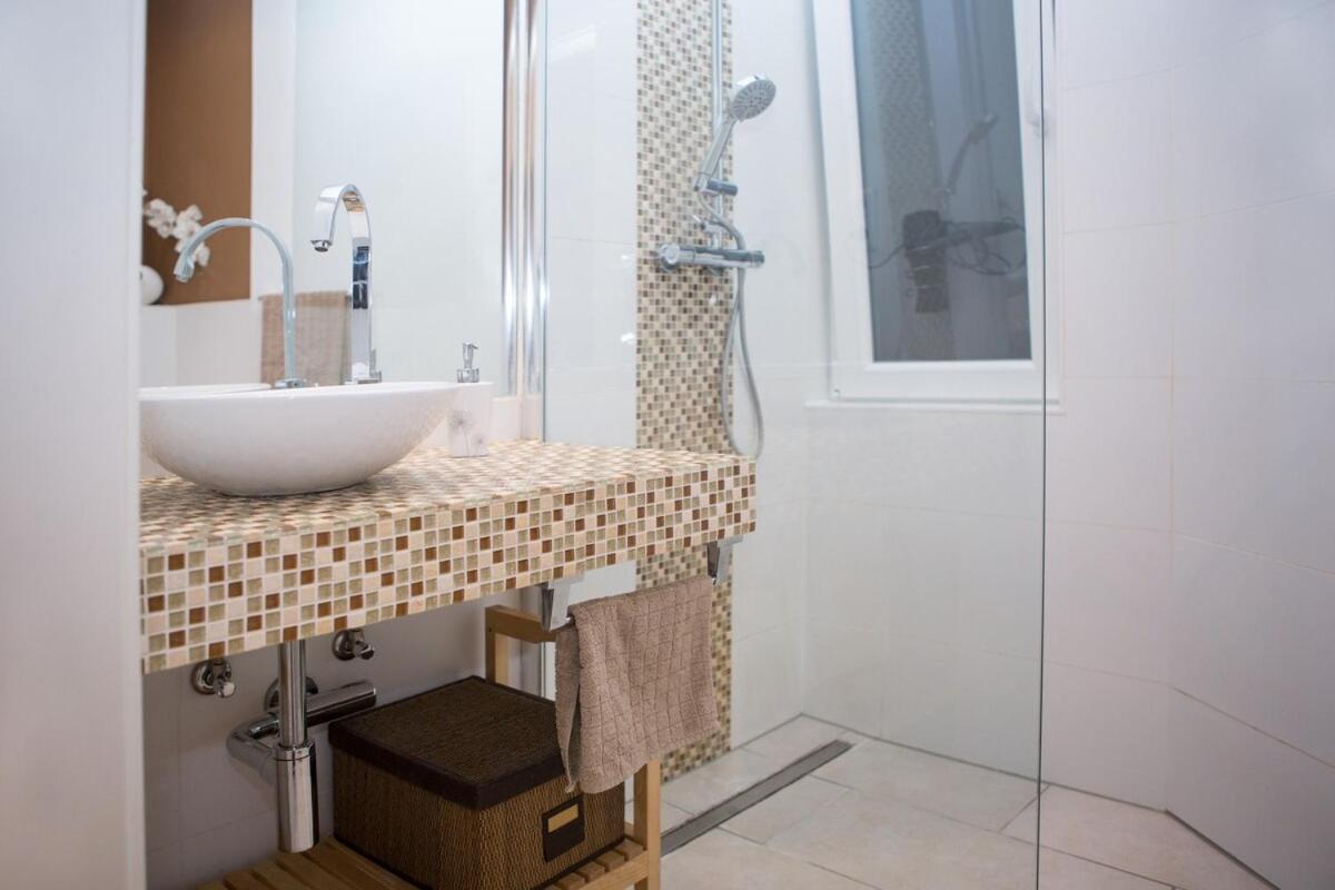 Stylish At Station Apartment
